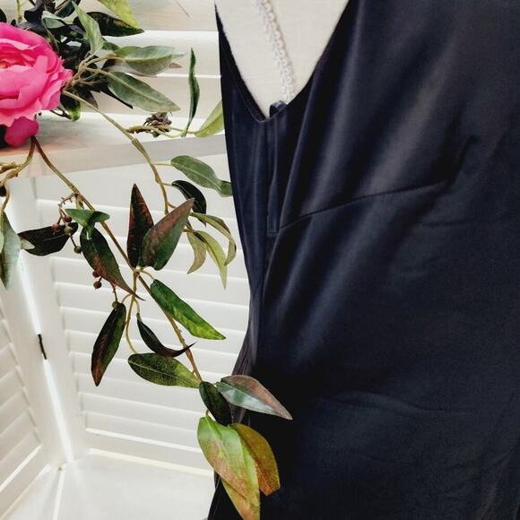 LULU'S NEW BLACK SILK LIKE DRESS (POLYESTER) V NECK SIZE MED - Picture 7 of 13